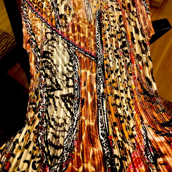 Pretty pleated top with gorgeous colors - Picture 1 of 1